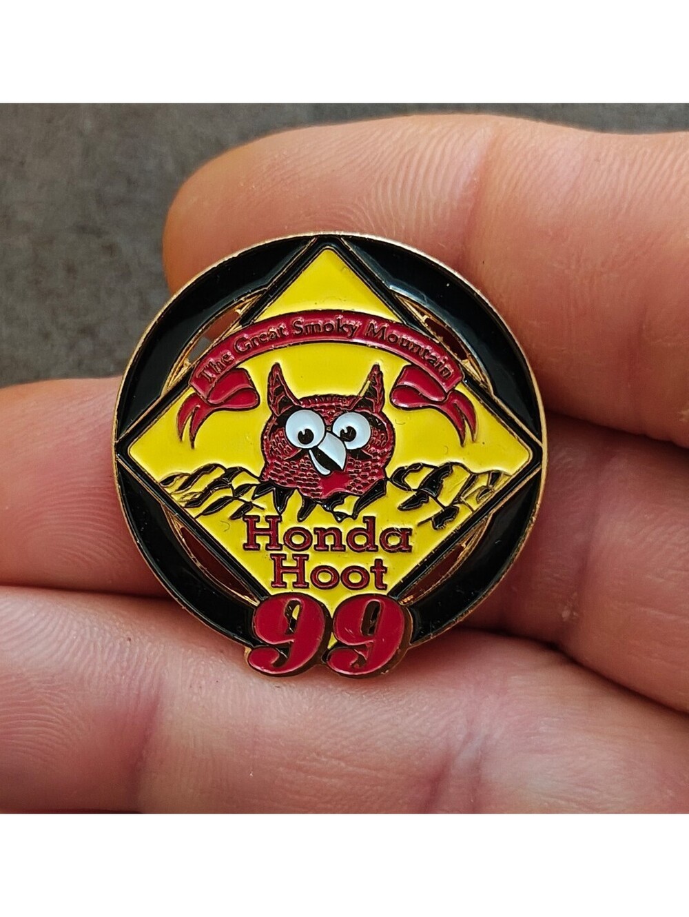1999 The Great Smoky Mountains 1999 Honda Hoot Event Gold Tone Pin.